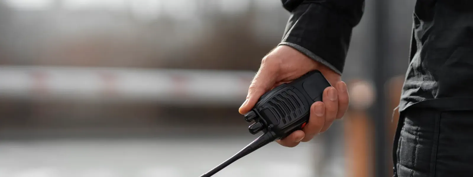 Stație radio în mână, la schimbul de tură